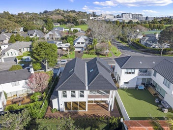 Modern & Sophisticated - A Luxury Home