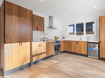 $699,000 - Merrin/BSH Zoned! Titled!