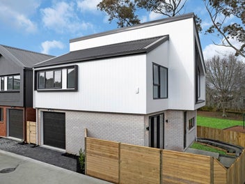 Freestanding Home with Parkside Views!