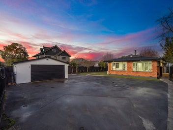 Renovated 4-Bed Home Near Northlands!