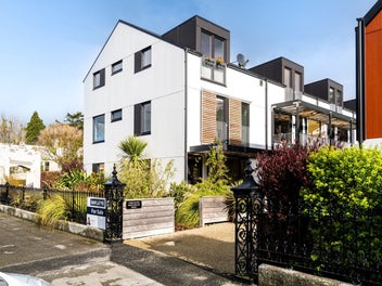 Welcome to 7/25 Alva Street – Passive living