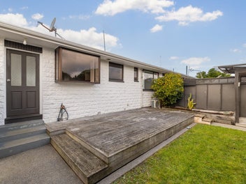 Sunny, Modern & So Close to the Beach!