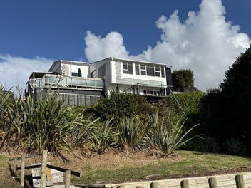 Waterfront Paradise at Clarks Beach