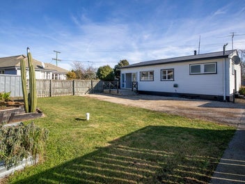 SUNNY 3 BEDROOM HOME + OFFICE ON FREEHOLD SECTION