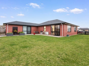 Family-Sized Comfort in a Prime Location!