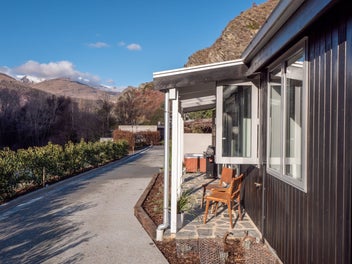 Manse Cottage – Live and Host