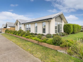 Park Outlook, Prime Location, Modern Comfort!