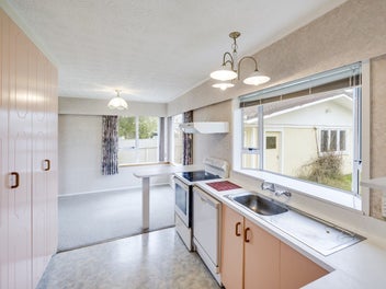 Original pearl, prime location. Make a move!
