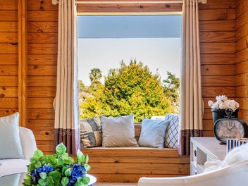 Stylish & Spacious - Australia-Bound Vendors