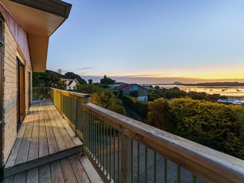 Act NOW! Harbour Views, Rumpus Room & Office