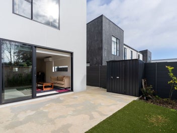 NEAR NEW 3 BEDROOM TOWNHOUSE