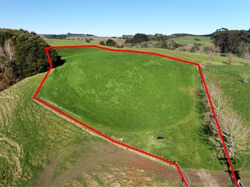 Country lifestyle awaits - elevated 1.05ha section