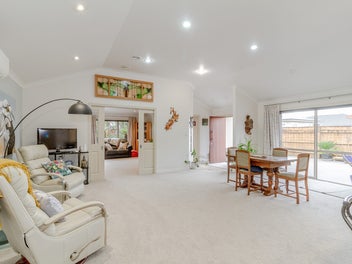 Effortless Modern Living - Close to Schools