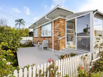 Relaxed Coastal Living, Moments From Town