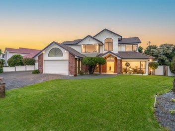 Fully Renovated meets Views in Macleans