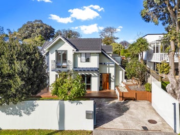 Sundrenched Family Retreat – Unbeatable Location