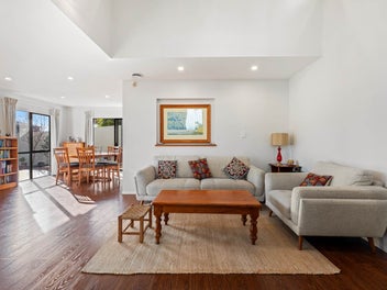 Sundrenched Family Retreat – Unbeatable Location