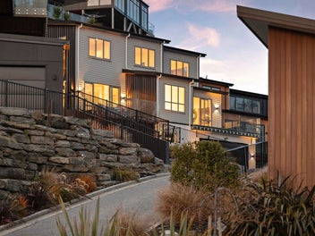 Effortless Queenstown Living with Panoramic Views