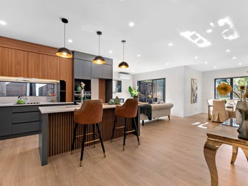 Rare Luxurious 5 Bedroom Home!