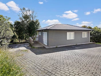 Home & Income - Two Houses on 905m² Land