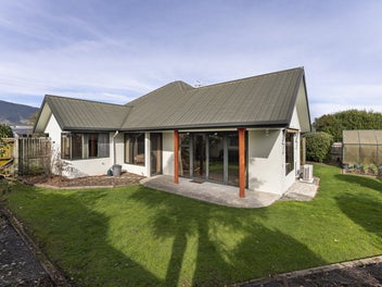 Easy Care, Warm and Sunny Haven in Stoke!