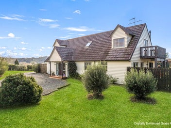 Country Home With Country Views on 8036m2