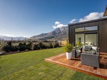 Flexible family living with self-contained unit