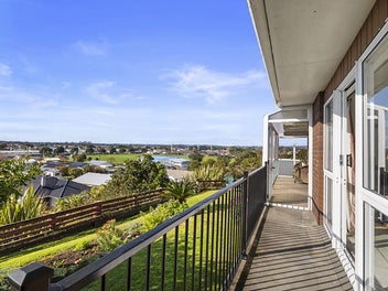 LOW MAINTENANCE LIVING, STUNNING ELEVATED VIEWS
