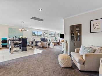 Family lifestyle only a stones throw to town