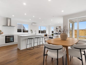 Stunning Family Living with views - Kotare Heights