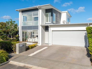 Showpiece-Living in Hobsonville Point!