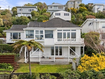 Sun, Space & Stunning Views in Seatoun Heights