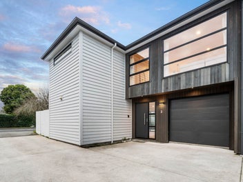 Smartly Designed & Superbly Located – Modern F...