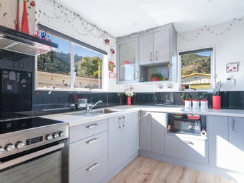 Elevated, Sunny – 4-Bedroom, 2 Bathroom...