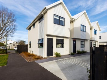 Near-New Townhouse Close to the CBD