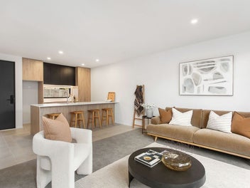 Stylish, Single-Level & Superbly Located!