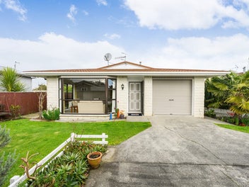 Sunny Easy Living, Prime Location!