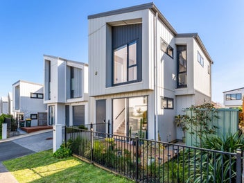 Standalone/Large Courtyard/Whenuapai School Zone!