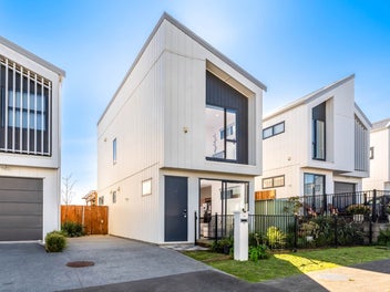 Standalone/Large Courtyard/Whenuapai School Zone!