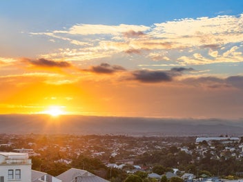 Price Reduced! Sunset views + 2 Car parks...