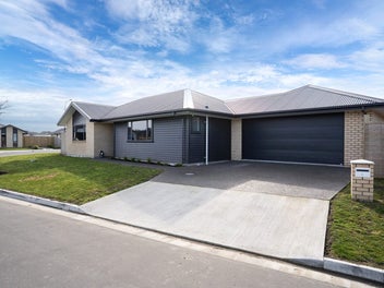 MOBILITY FRIENDLY, SUPER SUNNY AND NEAR NEW!