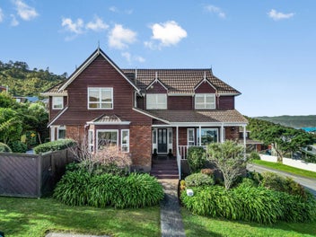 Versatile 4-Bedroom Haven with Stunning Views