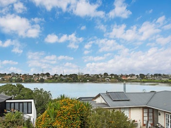 Panmure Basin Views + Standalone Freedom