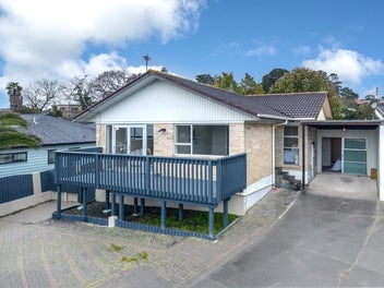 Bright & Spacious Home in Macleans