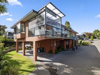 Exceptional Hilltop home in a quiet cul-de-sac