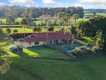 6HA - SOLID FAMILY HOME WITH GREAT RURAL VIEWS