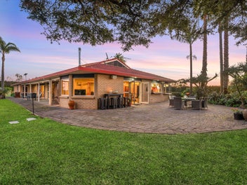 6HA - SOLID FAMILY HOME WITH GREAT RURAL VIEWS