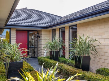 Motivated owners want sold on Auction Day!