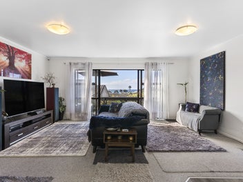 Flexible Living + Income/Guest Potential