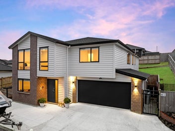 5 BEDS, 4 BATHS, 2 LOUNGES, 230 FLOOR AREA!